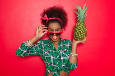 Renkli ananaslı güzel Afro-Amerikalı kadın.
