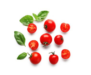 Beyaz arka plan üzerinde taze kiraz domates ile kompozisyon