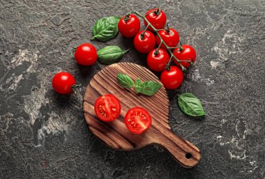 Ahşap tahta gri dokulu arka plan üzerinde taze kiraz domates ile