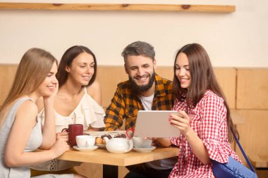 Tablet Pc bir şey kafede arkadaşları için gösterilen genç kadınla