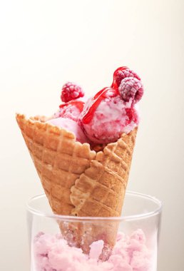 Gözleme koni ile lezzetli ahududu Ice cream cam kase