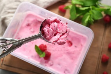 Lezzetli ahududu dondurma ile closeup kepçe