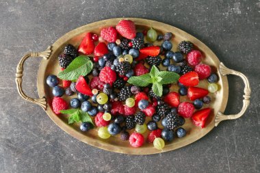 Tepsi koyu arka plan üzerinde taze olgun çilek ile