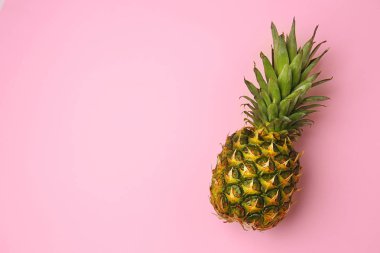Renk arka plan üzerinde lezzetli ananas