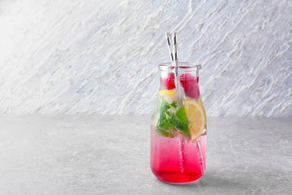 Flasche Frischen Himbeermojito Auf Dem Tisch — Stockfoto