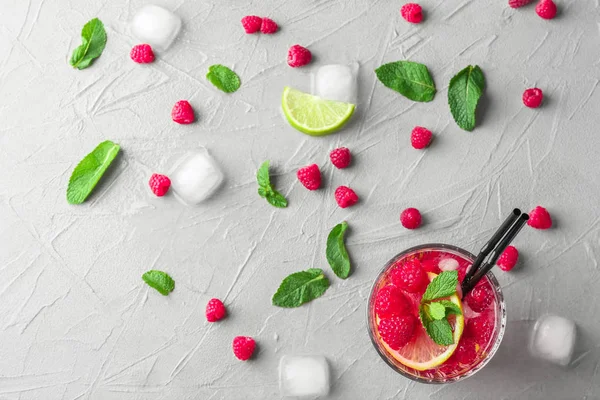 Tablo taze ahududu Mojito cam ile kompozisyon