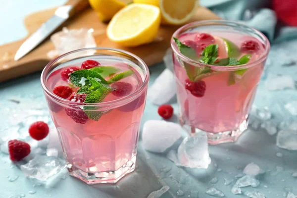 Kadeh tabloda taze ahududu mojito