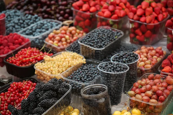 시장에서 열매와 컨테이너 — 스톡 사진
