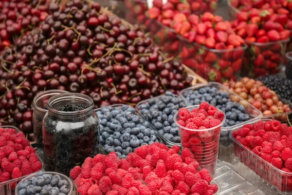시장에서 열매와 컨테이너 — 스톡 사진