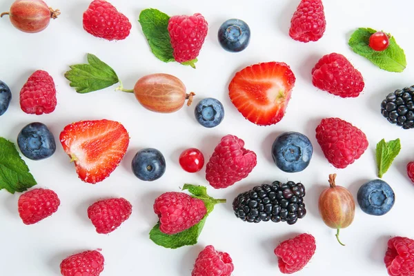 Verschiedene Reife Beeren Auf Weißem Hintergrund — Stockfoto