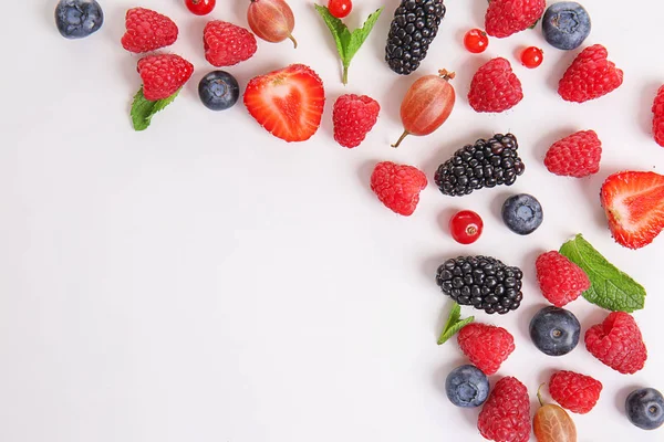 Verschiedene Reife Beeren Auf Weißem Hintergrund — Stockfoto