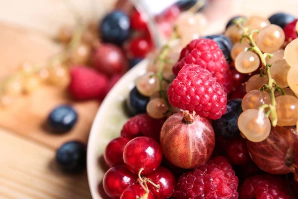 Plaka masada, closeup farklı olgun çilek ile