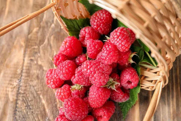 Wicker Basket Scattered Raspberries Wooden Background — Stock Photo, Image