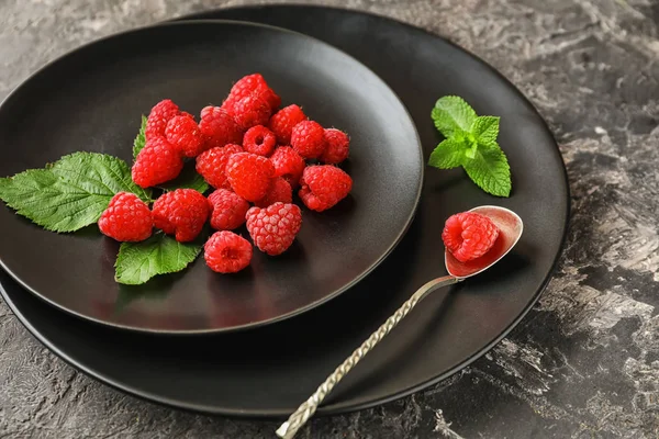 Tablo üzerinde olgunlaşmış kokulu ahududu ile plakalar