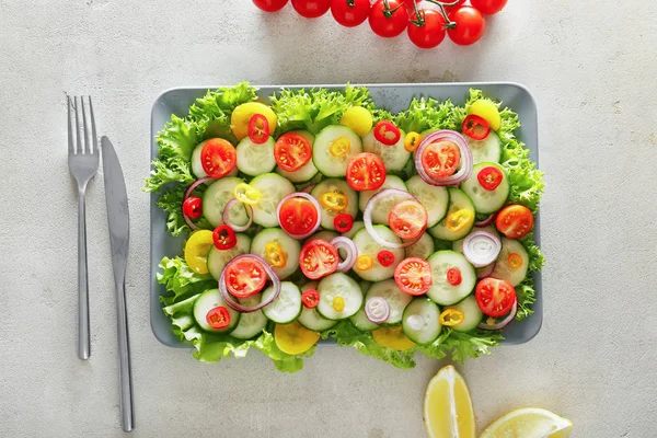 Plaka üzerinde masa lambası lezzetli sebze salatası ile
