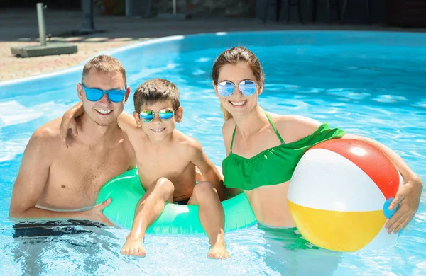 Família Feliz Com Anel Inflável Bola Descansando Piscina — Fotografia de Stock