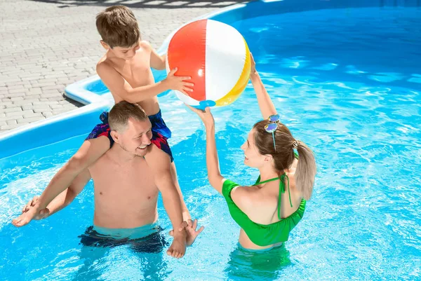 Famille Heureuse Jouant Avec Ballon Dans Piscine — Photo