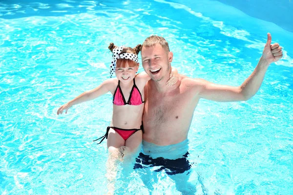 Padre Feliz Con Hija Descansando Piscina — Foto de Stock