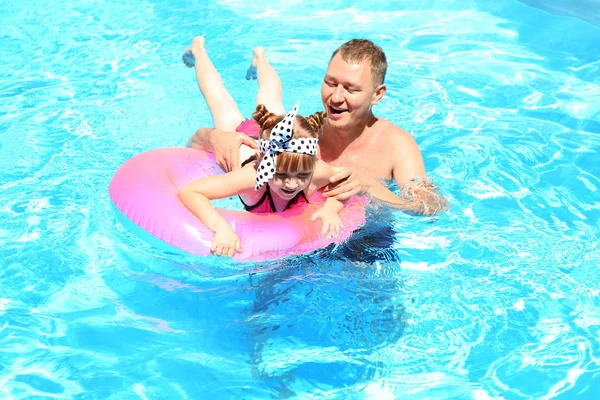 Gelukkig Vader Dochter Met Opblaasbare Ring Zwembad — Stockfoto