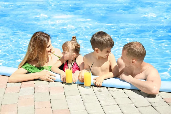 Famille Heureuse Avec Des Verres Jus Reposant Dans Piscine — Photo