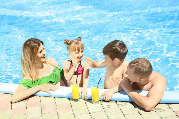 Família Feliz Com Copos Suco Descansando Piscina — Fotografia de Stock