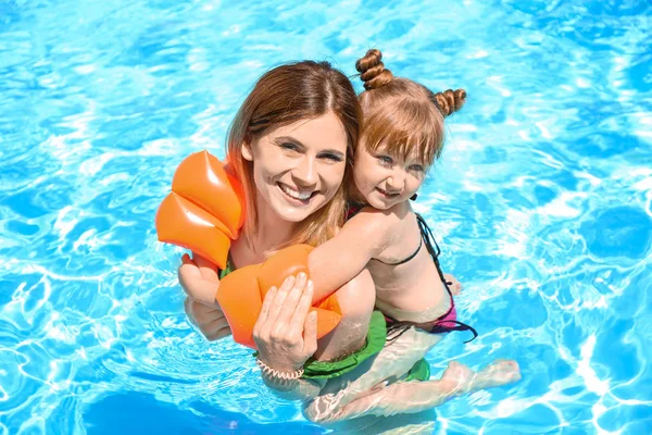 Gelukkig Moeder Met Dochter Rusten Zwembad — Stockfoto