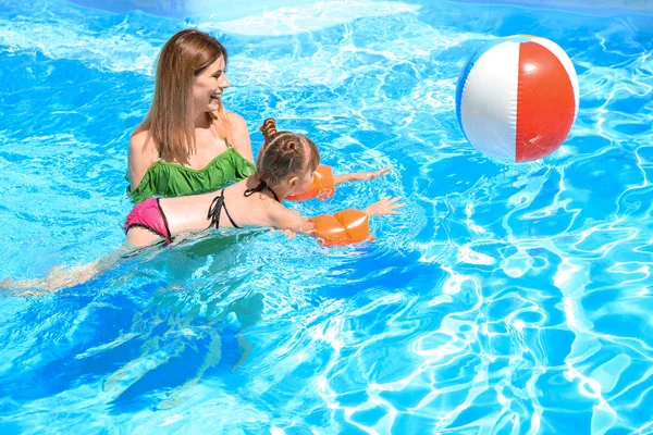 Schattig Klein Meisje Leren Zwemmen Met Moeder Zwembad — Stockfoto