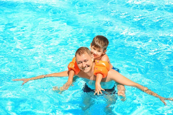 Père Heureux Avec Fils Reposant Dans Piscine — Photo