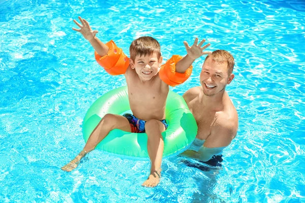 Heureux Père Fils Avec Anneau Gonflable Dans Piscine — Photo