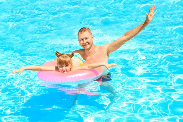 Gelukkig Vader Dochter Met Opblaasbare Ring Zwembad — Stockfoto