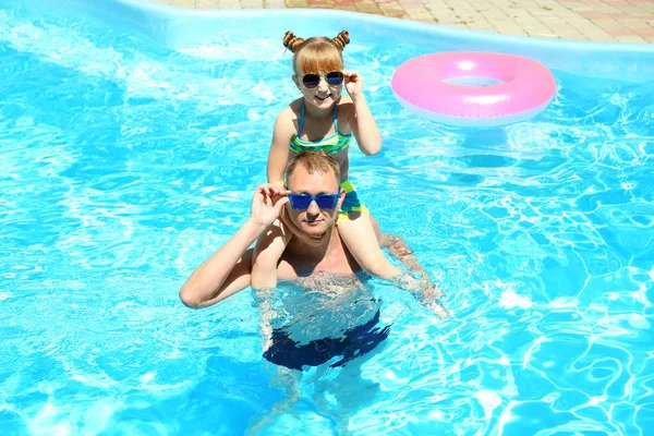 Padre Feliz Con Hija Descansando Piscina — Foto de Stock