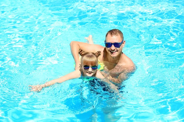 Padre Feliz Con Hija Jugando Piscina — Foto de Stock