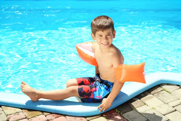 Sevimli küçük çocuk yüzme havuzu dinlenme