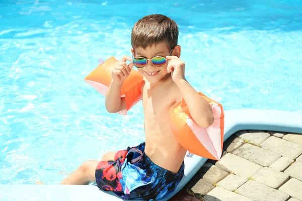 Cute Little Boy Resting Swimming Pool — Stock Photo, Image