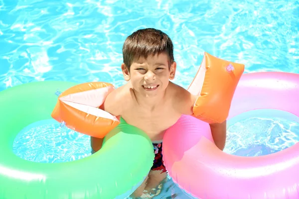 Schattige Kleine Jongen Met Opblaasbare Ringen Zwembad — Stockfoto