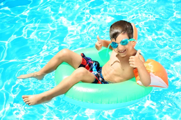 Petit Garçon Mignon Avec Anneau Gonflable Reposant Dans Piscine — Photo