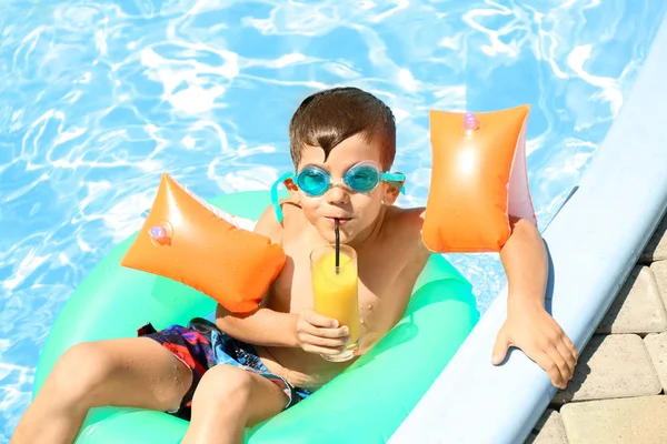 Schattige Kleine Jongen Met Opblaasbare Ring Sap Drinken Zwembad — Stockfoto