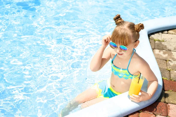 Schattig Klein Meisje Drinken Van Sap Zwembad — Stockfoto
