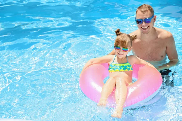 Pai Feliz Filha Com Anel Inflável Piscina — Fotografia de Stock