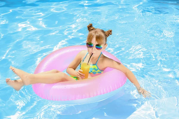 Schattig Klein Meisje Met Opblaasbare Ring Sap Drinken Zwembad — Stockfoto