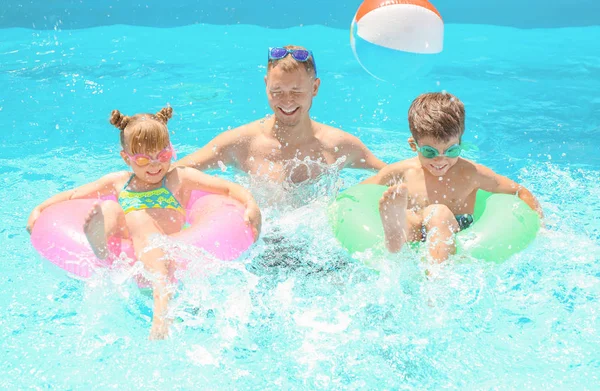 Pai Feliz Crianças Com Anéis Infláveis Piscina — Fotografia de Stock