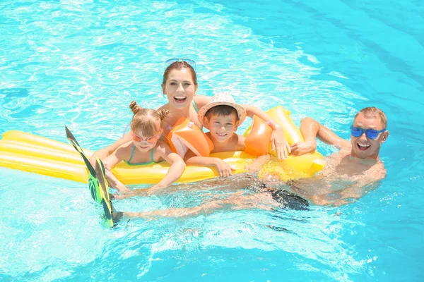 Família Feliz Com Colchão Inflável Piscina — Fotografia de Stock