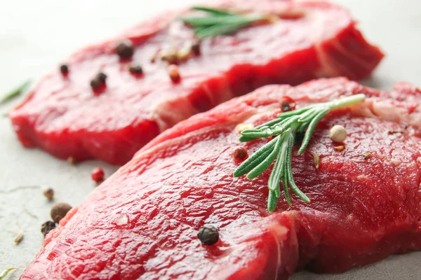 Rohes Fleisch Mit Gewürzen Und Rosmarin Auf Grauem Hintergrund Nahaufnahme — Stockfoto