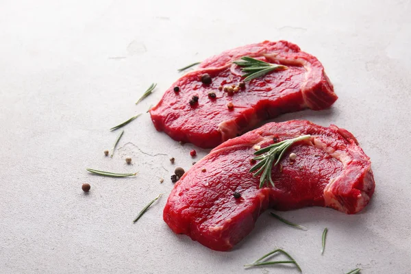 Baharat ve gri arka plan üzerine biberiye ile çiğ et