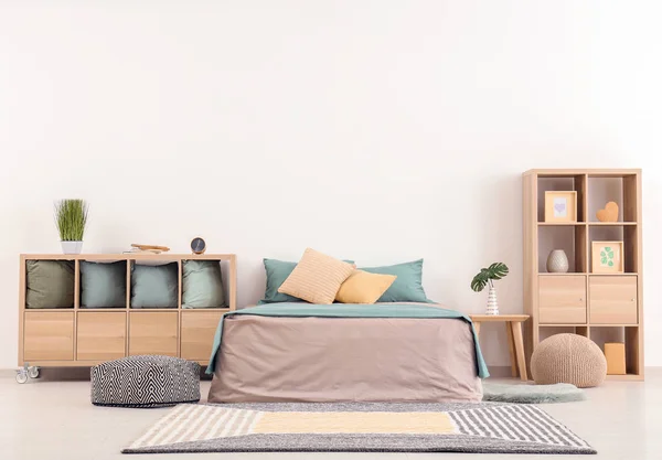Stilvolle Möbel Mit Bequemem Bett Der Nähe Der Lichtwand — Stockfoto