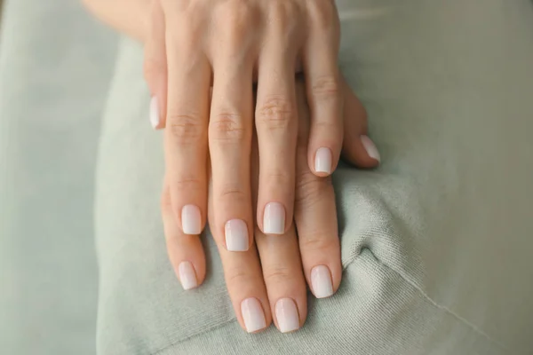Kobiecych Rąk Stylowe Manicure Kolor Tkaniny Zbliżenie — Zdjęcie stockowe