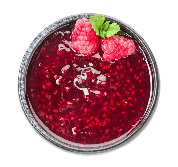 Beyaz arka plan üzerinde frambuaz reçeli ile kase