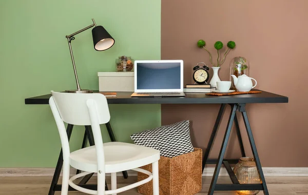 Mesa Con Ordenador Portátil Cerca Pared Color Habitación — Foto de Stock