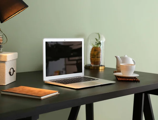 Table Avec Ordinateur Portable Près Mur Couleur Dans Chambre — Photo