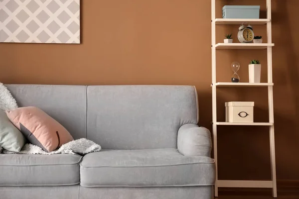 Interior Modern Ruang Tamu Dengan Sofa Nyaman Dekat Dinding Warna — Stok Foto